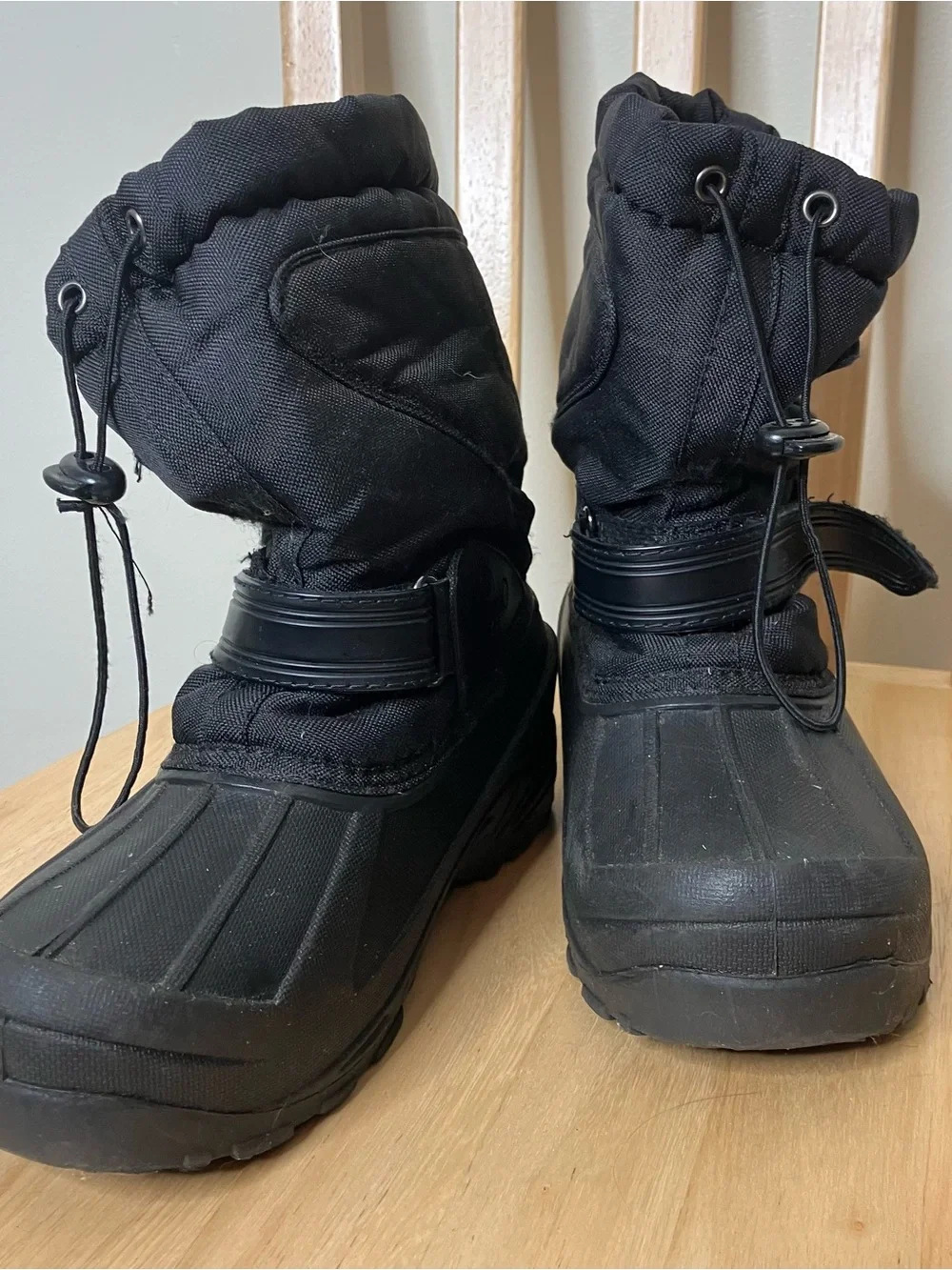 Kids black snow boots size 4 youth